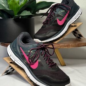 Nike Women's Athletic Shoes - Black with Pink Swoosh - Sz 8